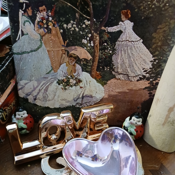 Shiny Pink Heart shaped dish And A Shiny Ceramic ✨️ "LOVE In The Air"💙 Sign. - Picture 13 of 14